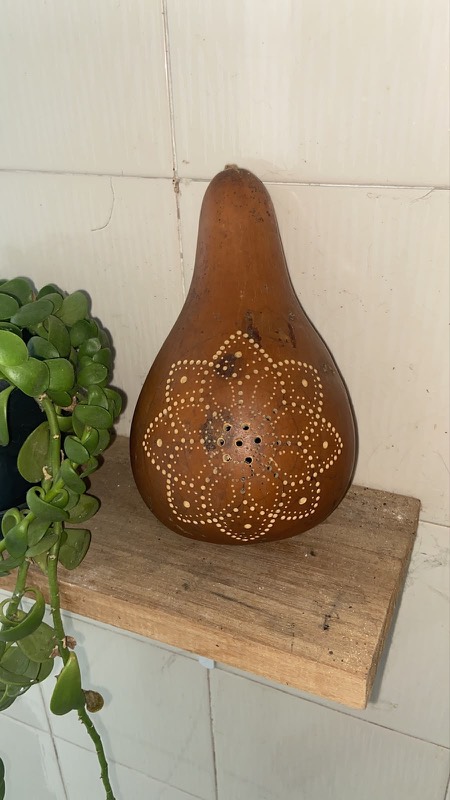 Cabaça natural perfurada com mandala em pontos