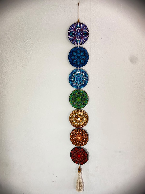 Fio vertical com sete mandalas nas cores dos chakras