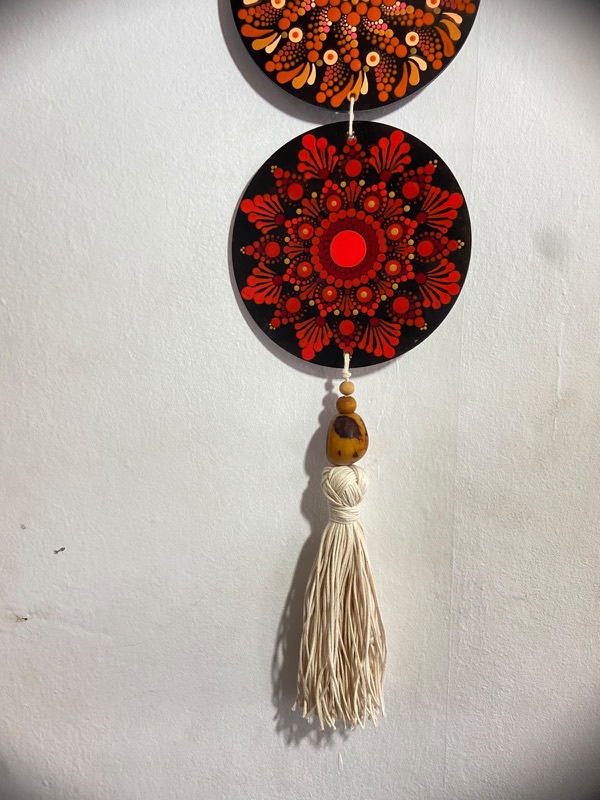 Mandala vermelha com tassel de algodão cru e semente
