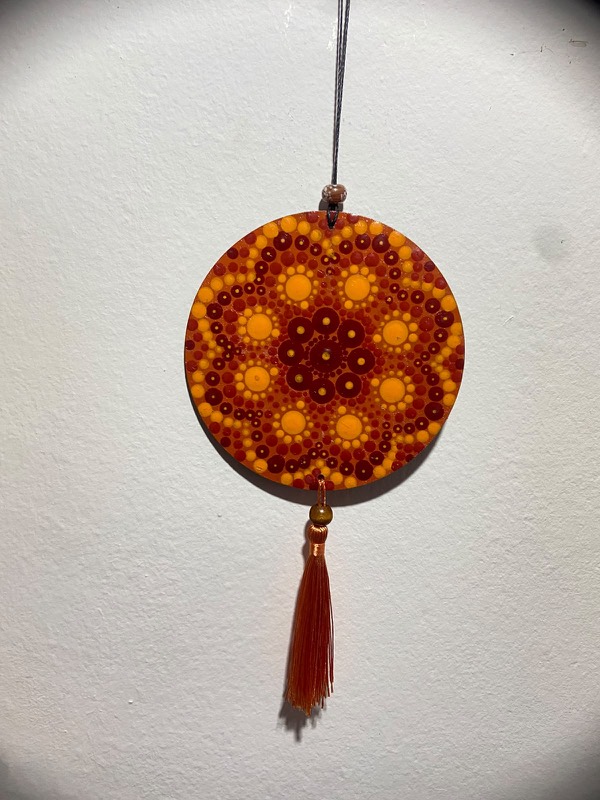 Mandala em tons de laranja e vermelho