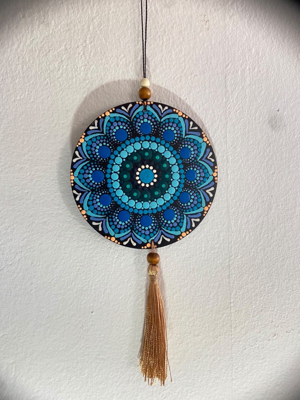 Mandala azul-turquesa com tassel dourado