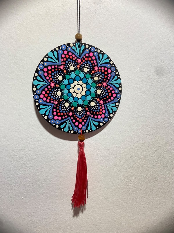 Mandala rosa e turquesa com tassel vermelho