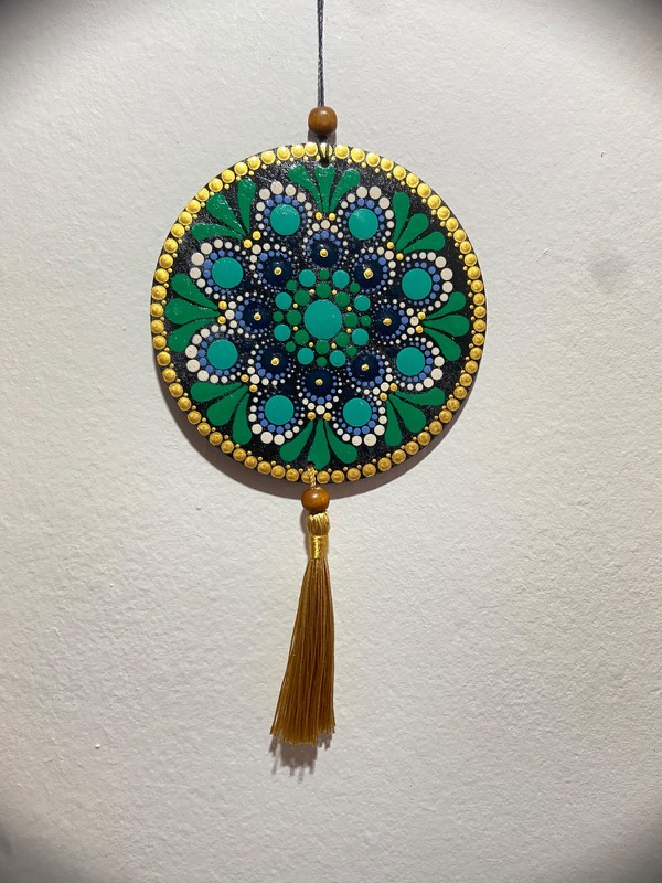 Mandala verde com borda de pontos dourados