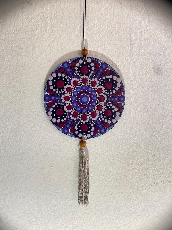 Mandala violeta e vinho com tassel prateado