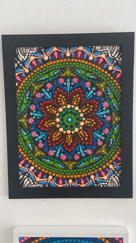 Quadro de mandala multicolorida em moldura preta