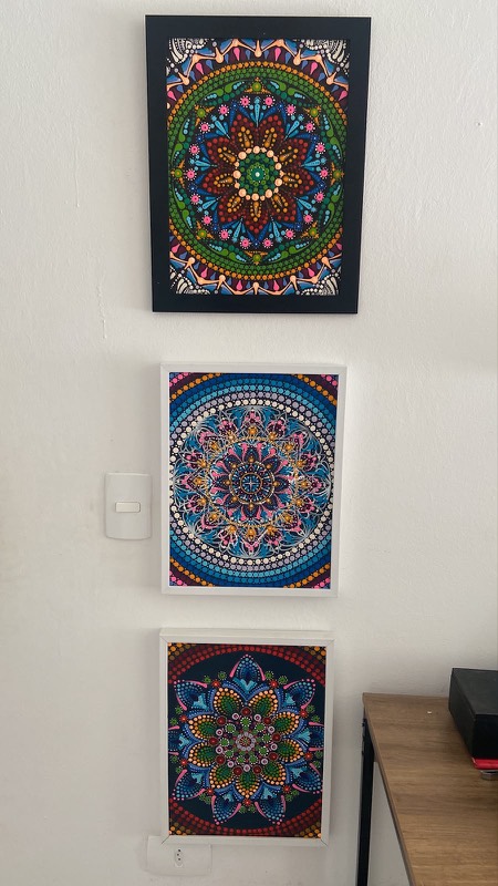 Três quadros de mandalas em uma parede